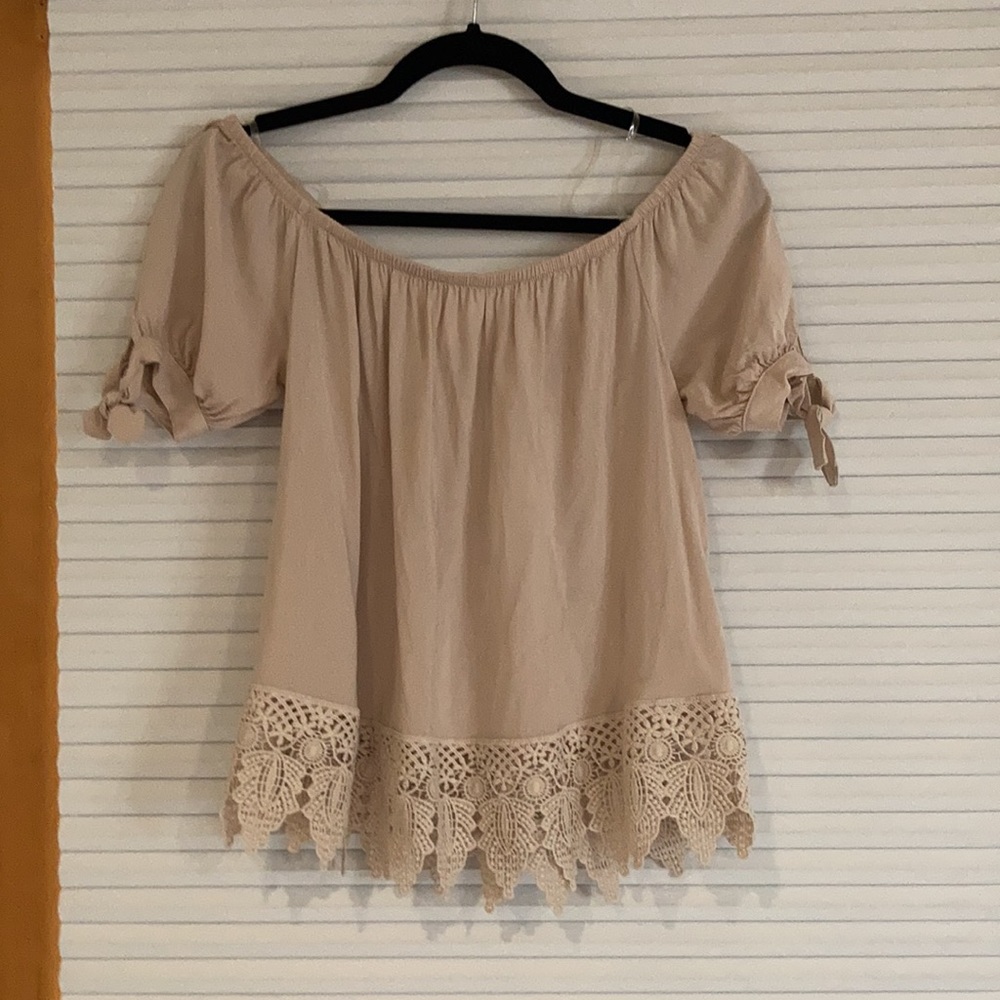 Active USA! EUC! tan off the shoulder blouse! Women’s size medium